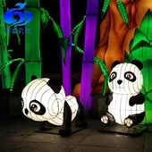 Lanterna cinese a forma di panda carino